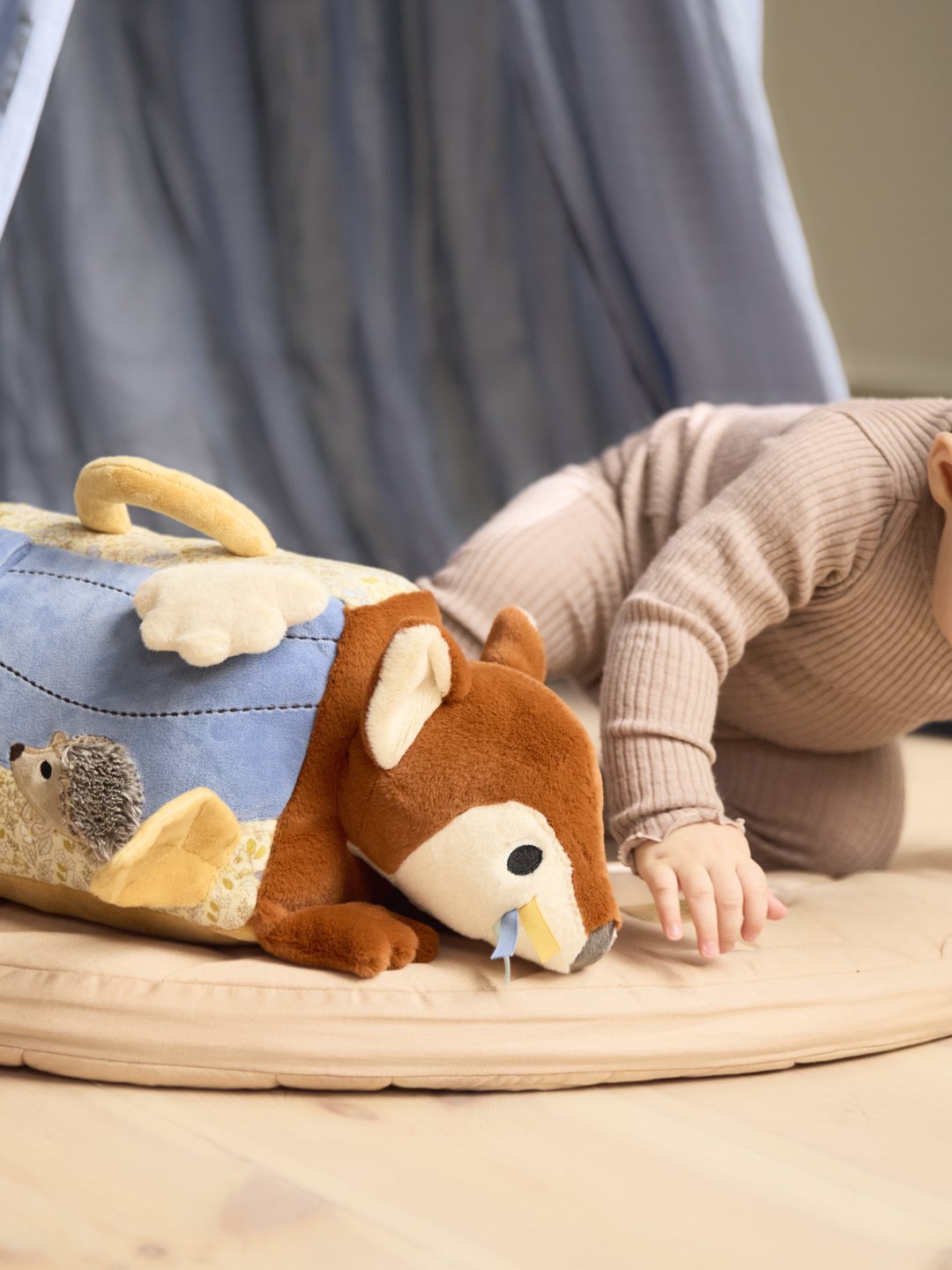 Filibabba tummy time toy with mirror, freddy the fox Filibabba kõhuli olemise aja mänguasi peegliga, beebimänguasi peegliga kõhuli mängimiseks
