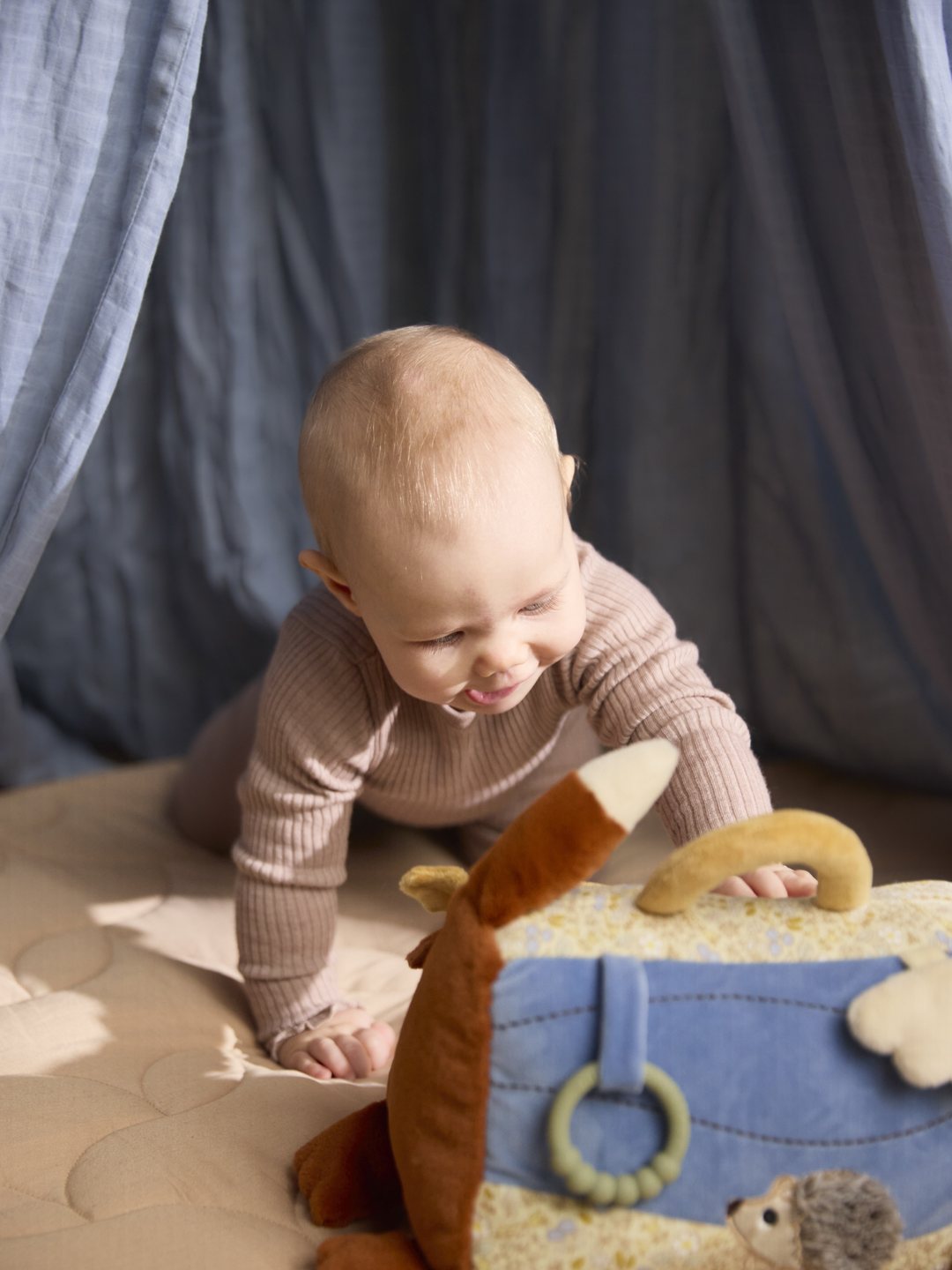 Filibabba tummy time toy with mirror, freddy the fox Filibabba kõhuli olemise aja mänguasi peegliga, beebimänguasi peegliga kõhuli mängimiseks