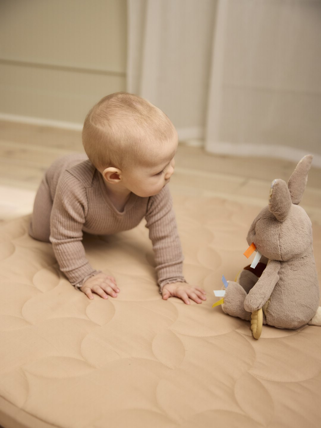 Filibabba activity toy bonnie the bunny, Filibabba aktiivsusmänguasi jänes, sensoorne jänku