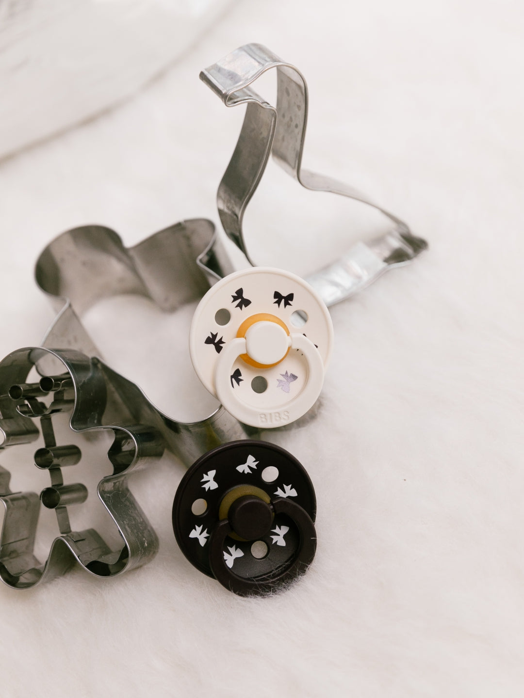 BIBS Retro Holiday Collection, Colour Round Pacifiers, Leaf and Bow, BIBS Retro Holiday kolletsioon, kirsikujulised lutid, lehed ja lipsud, all-groups