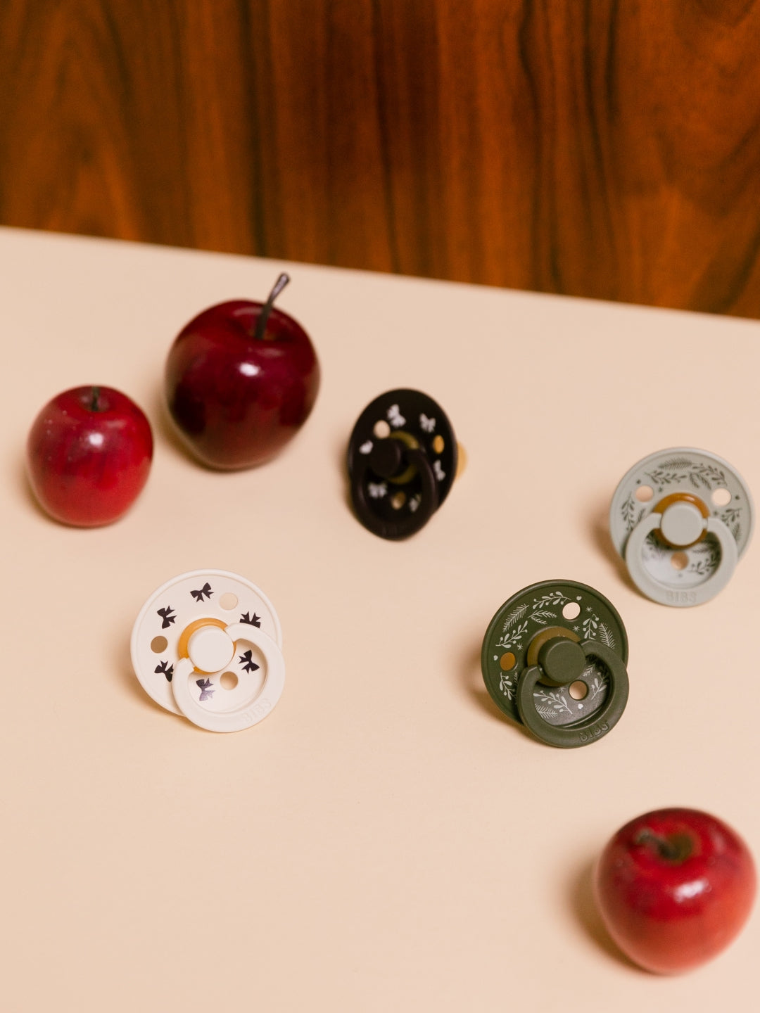 BIBS Retro Holiday Collection, Colour Round Pacifiers, Leaf and Bow, BIBS Retro Holiday kolletsioon, kirsikujulised lutid, lehed ja lipsud, all-groups