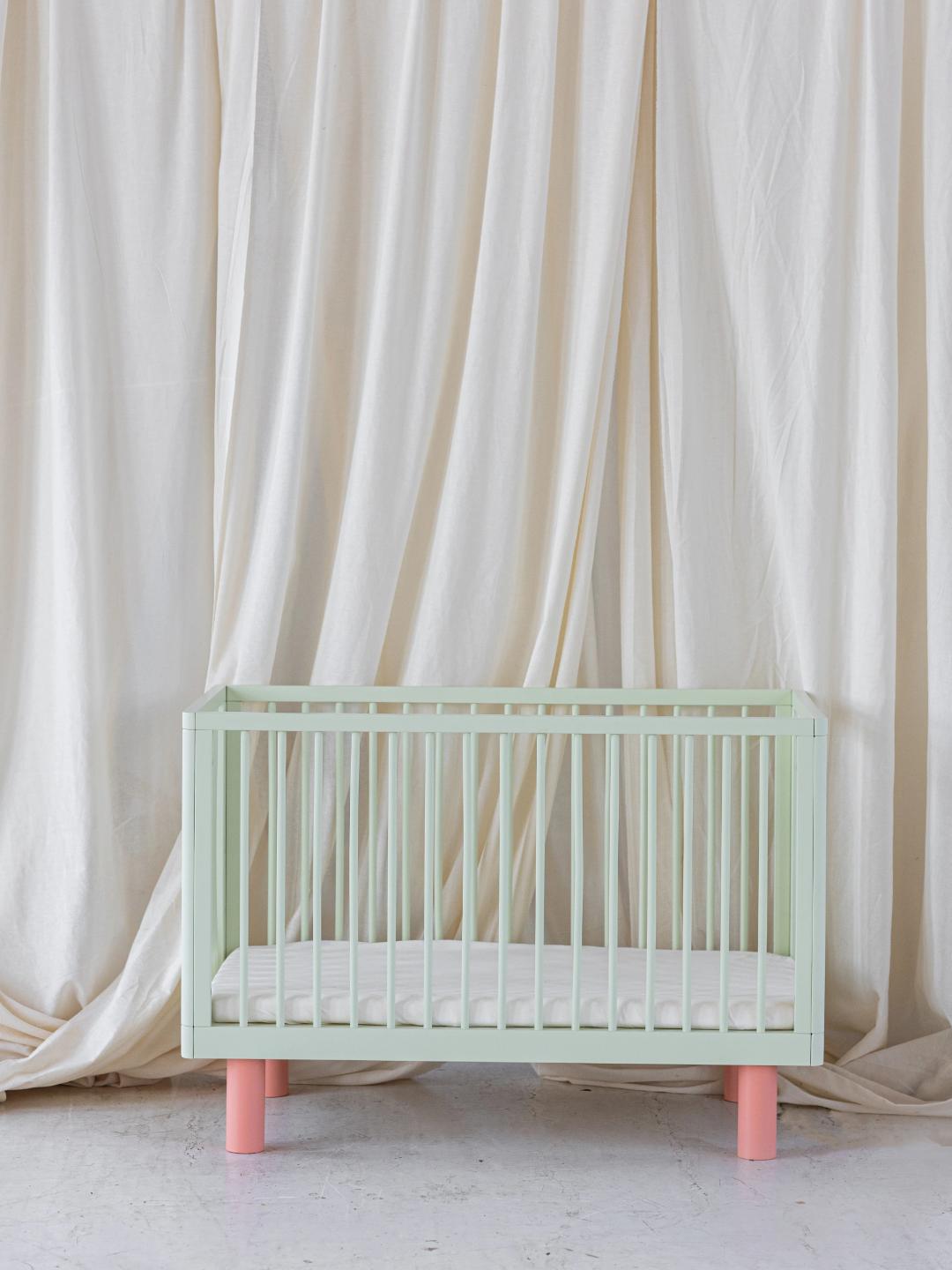Karl & Fric Nox Cot - Blue, Karl & Fric beebivoodi, võrevoodi, beebi võrevoodi, Pistachio & Pink
