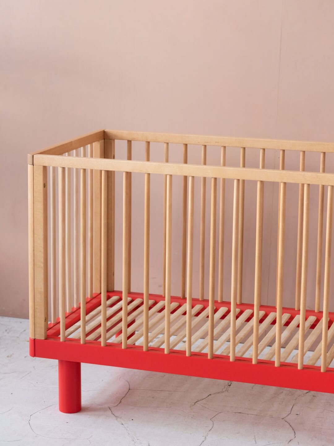 Karl & Fric Nox Cot - Natural Wood & Red, Karl & Fric Nox beebivoodi, võrevoodi, beebi võrevoodi