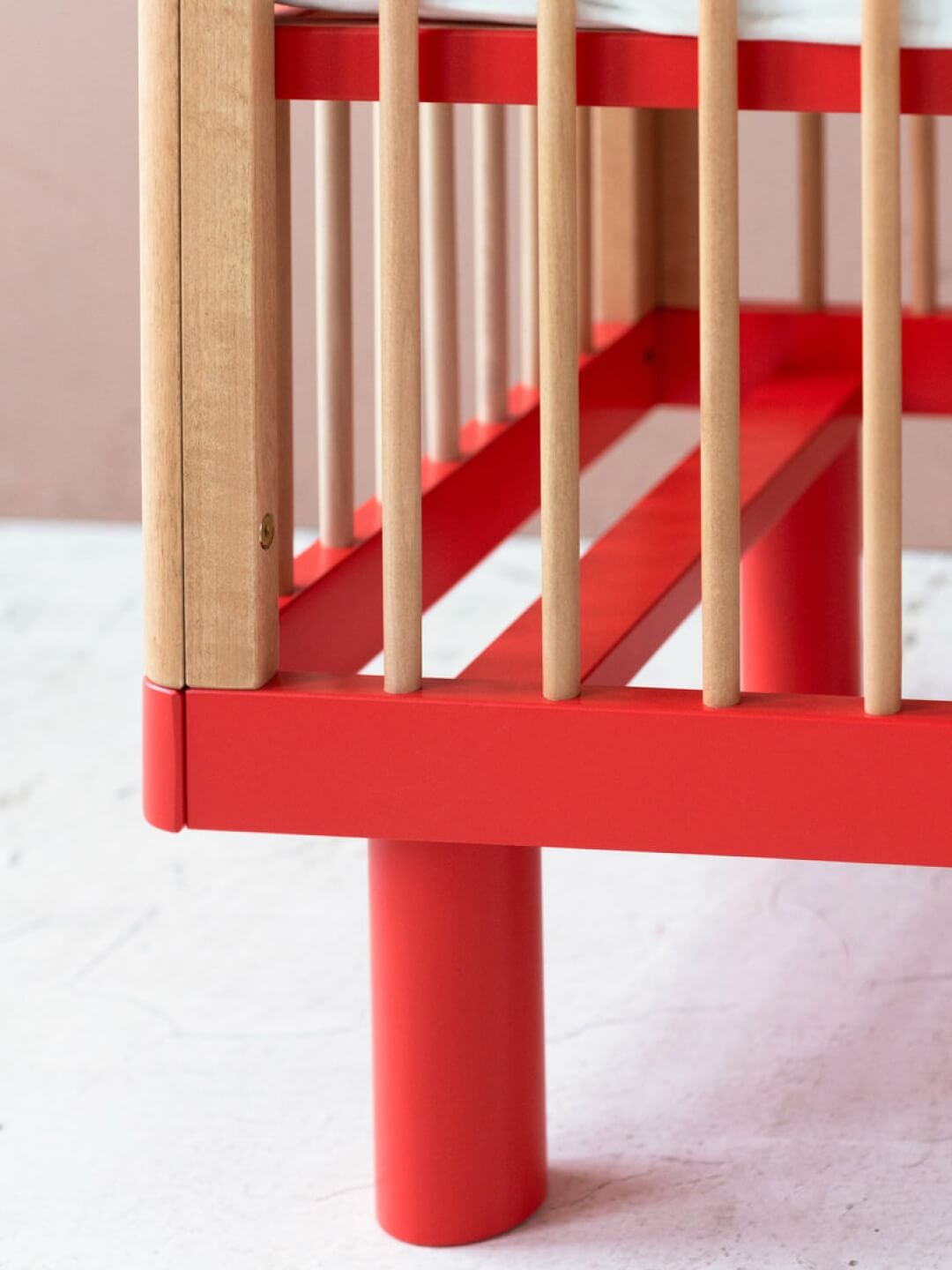 Karl & Fric Nox Cot - Natural Wood & Red, Karl & Fric Nox beebivoodi, võrevoodi, beebi võrevoodi