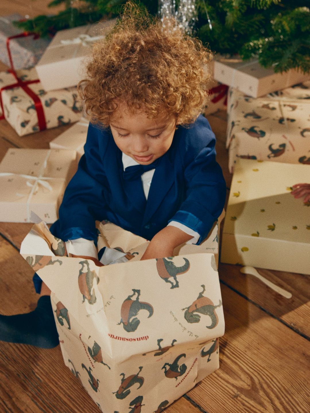 Gift wrapping, kingituste pakkimine. Dansosaurus paper, all-groups