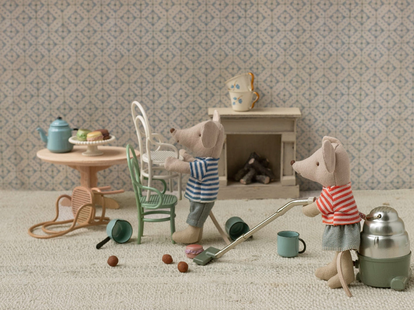 Maileg oval dining table wooden and vintage chairs, Maileg hiirte ovaalne puidust söögilaud ja vintage toolid