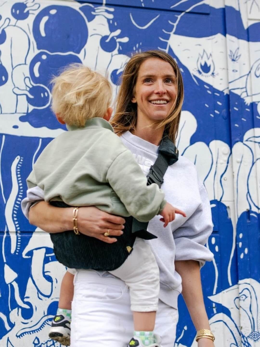 Wildride toddler swing carrier, corduroy black rib, Wildride väikelapse kandekott, must velvet