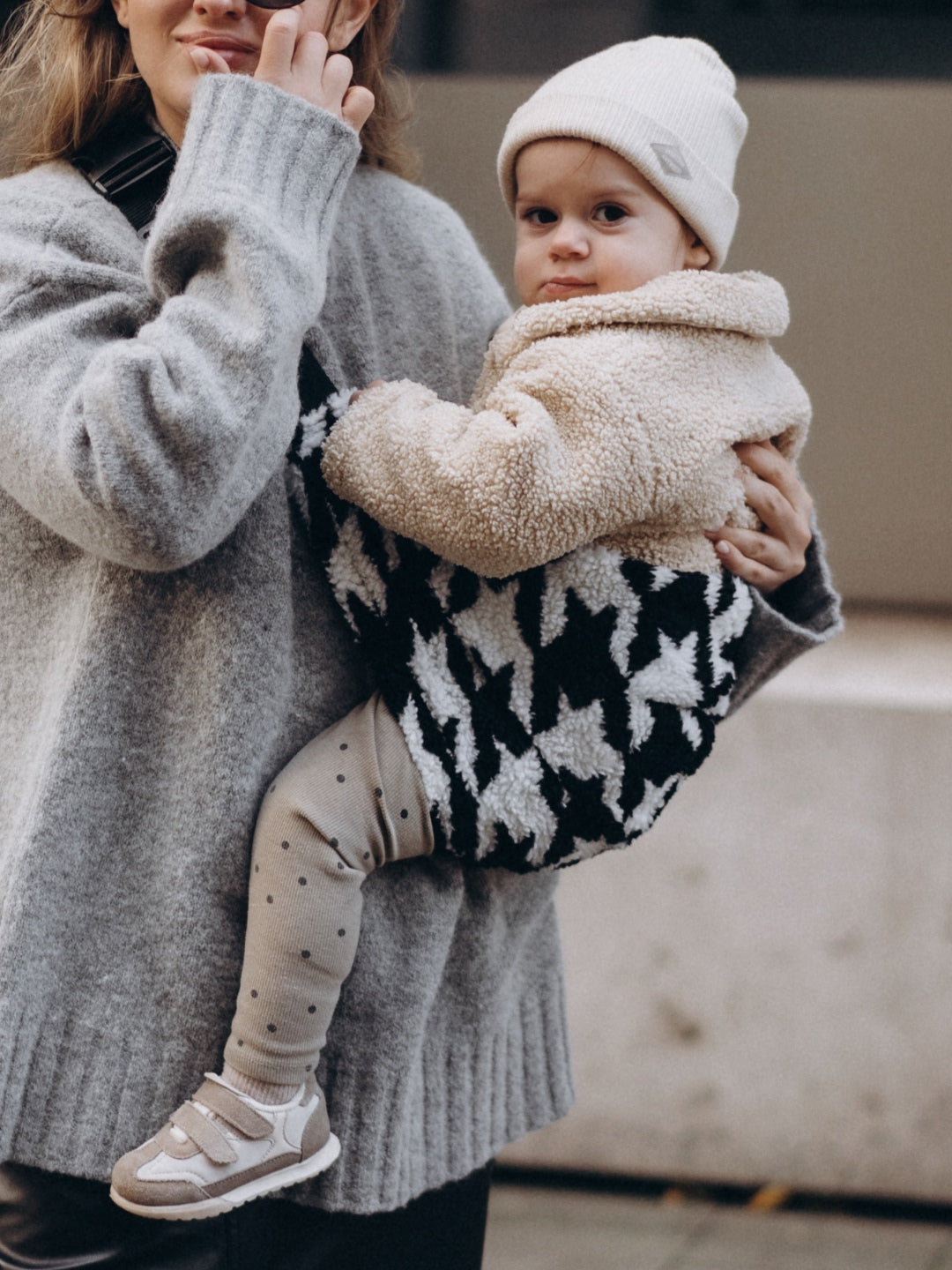 Wildride Toddler Swing Carrier - Houndstooth Teddy, Wildride väikelapse kandekott – Houndstooth Teddy