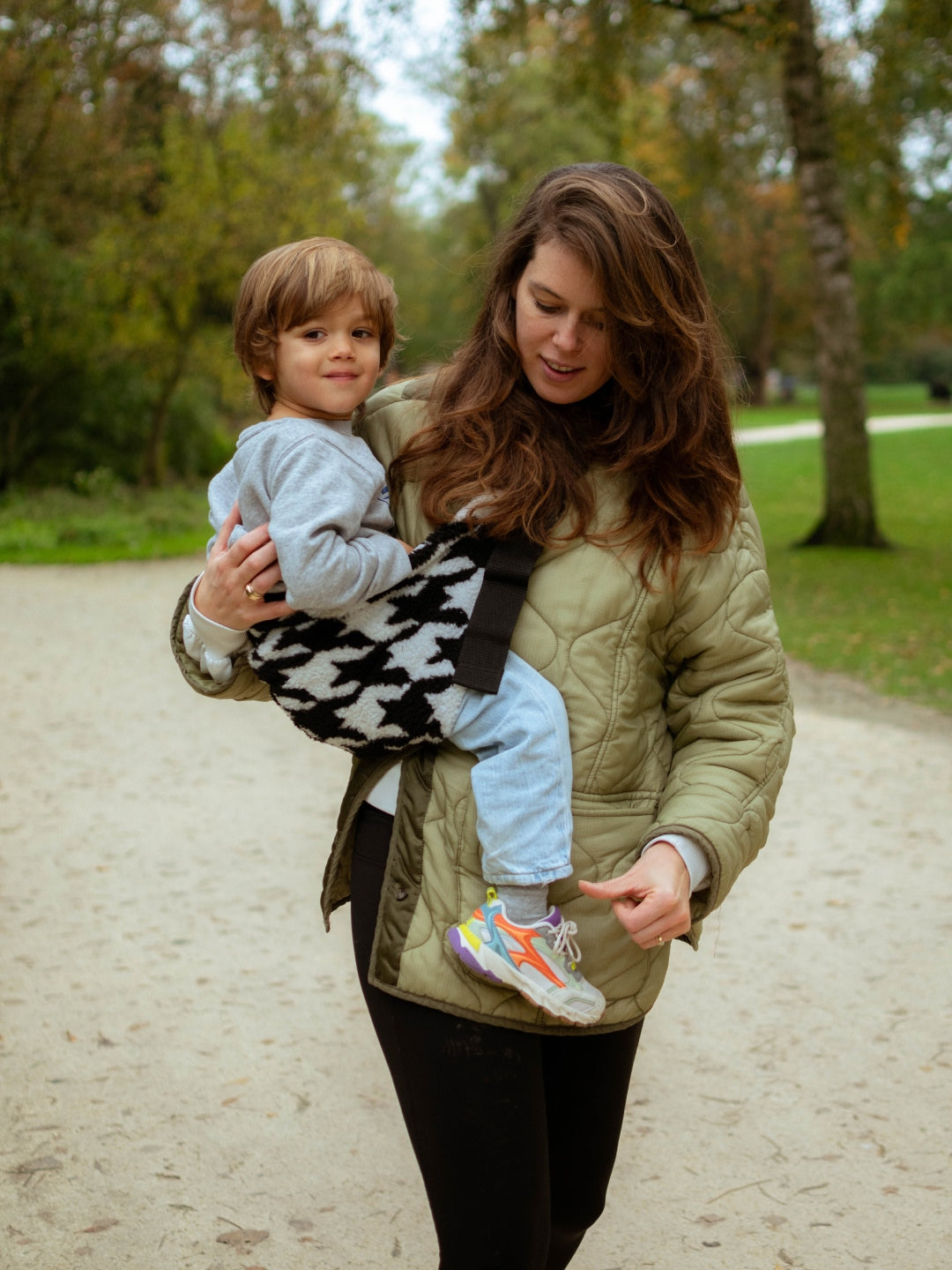 Wildride Toddler Swing Carrier - Houndstooth Teddy, Wildride väikelapse kandekott – Houndstooth Teddy