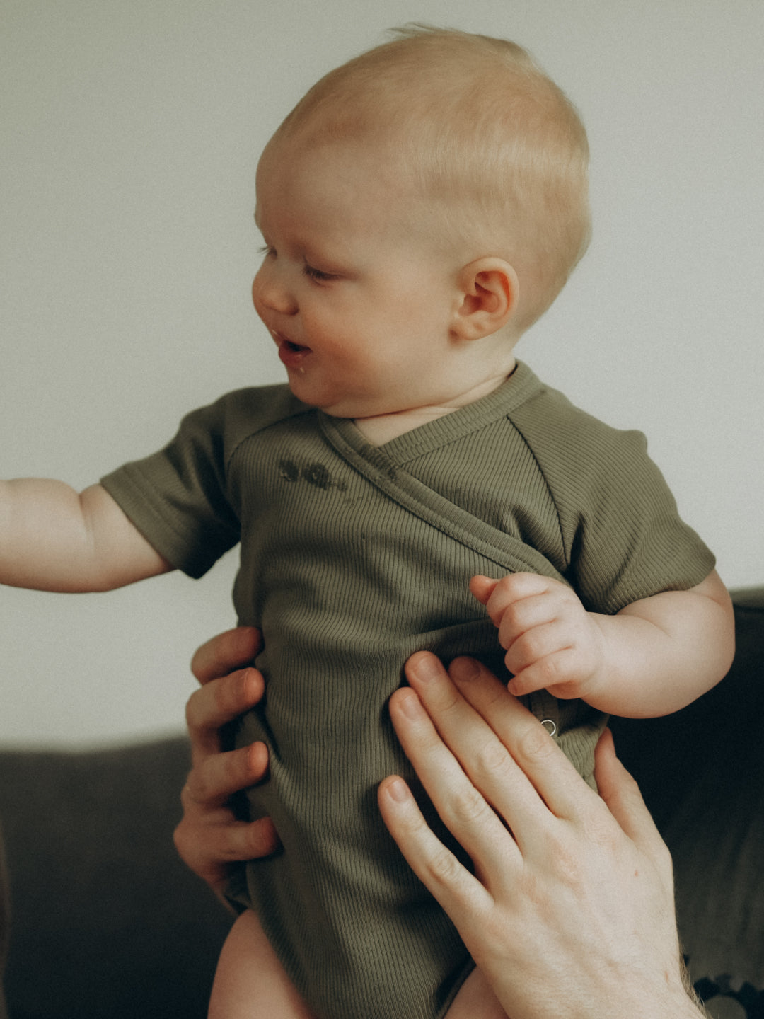 Babyluv Studio ribbed short sleeve wrap bodysuit, Babyluv Studio beebi lühikeste varrukatega hõlmikbodi, all-groups