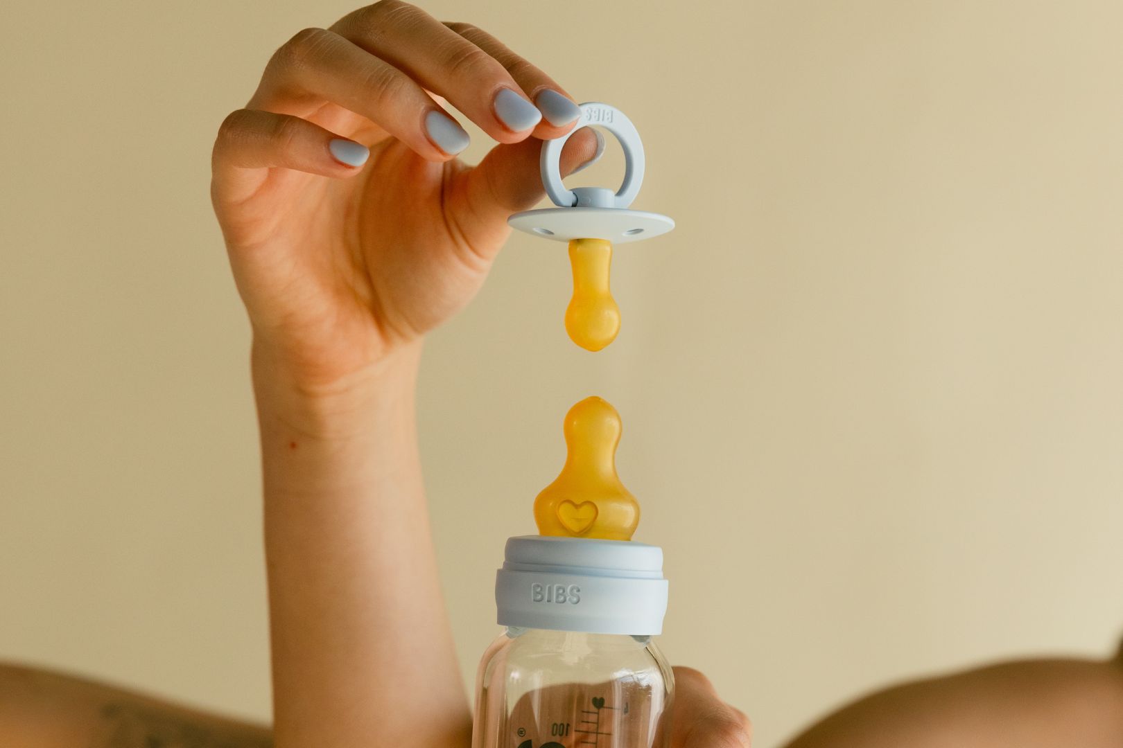 Linkage between bottle nipple and pacifier nipple to avoid nipple confusion