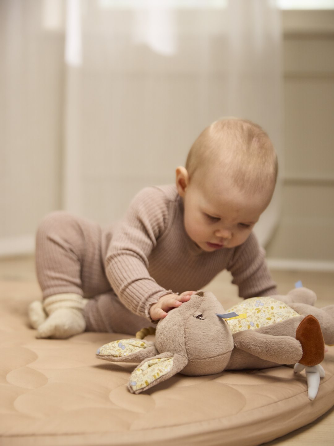 Filibabba activity toy bonnie the bunny, Filibabba aktiivsusmänguasi jänes, sensoorne jänku