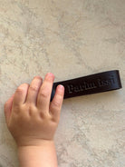 Babyluv Studio keyring parim issi, Babyluv Studio isadepäevakingitus nahast võtmehoidja kirjaga parim issi, tumepruun, all-groups