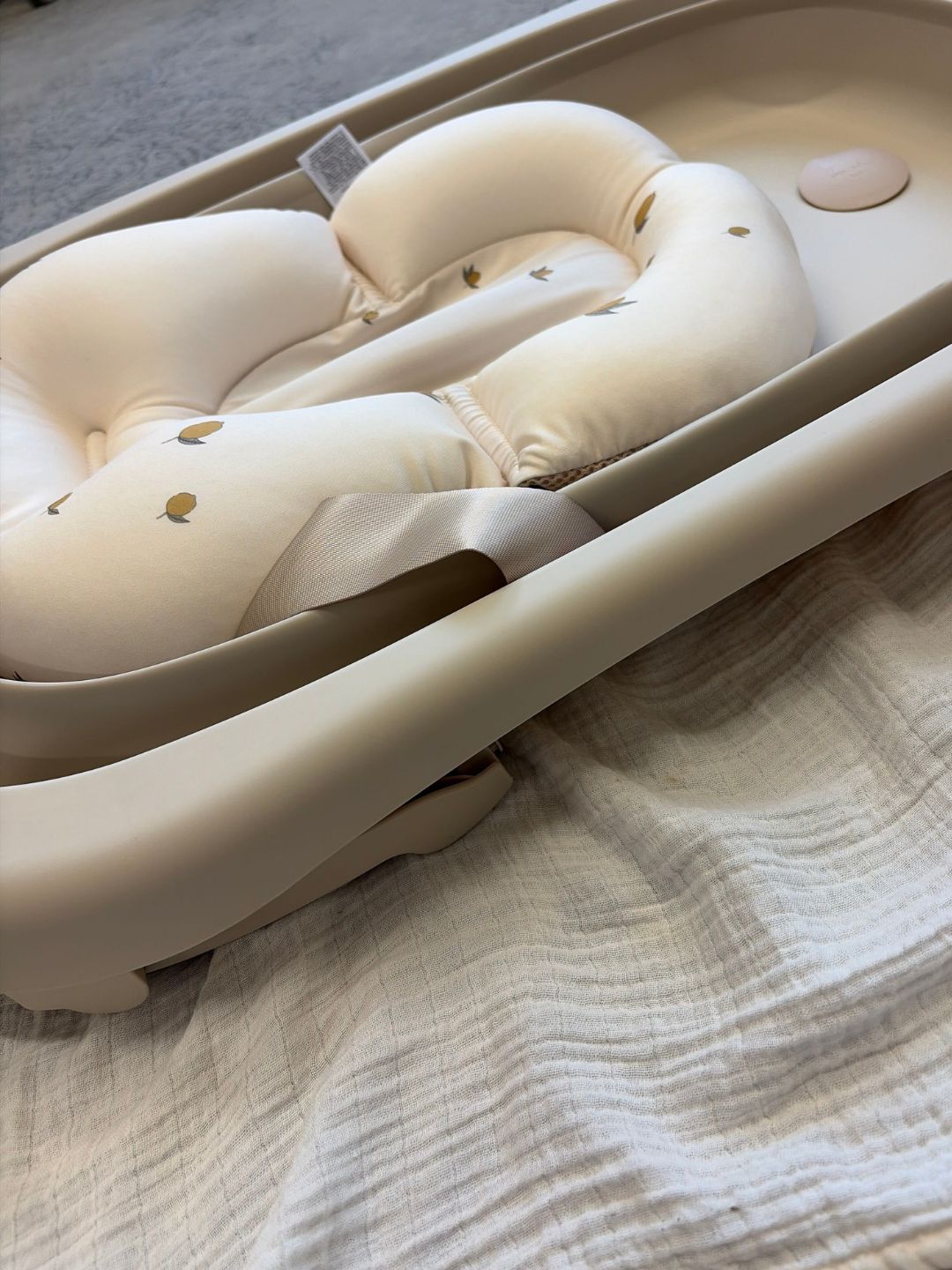 Konges Slojd foldable bath tub and cushion, Konges Slojd kokkupandav vann koos vannipadjaga, beebivann ja vannialus
