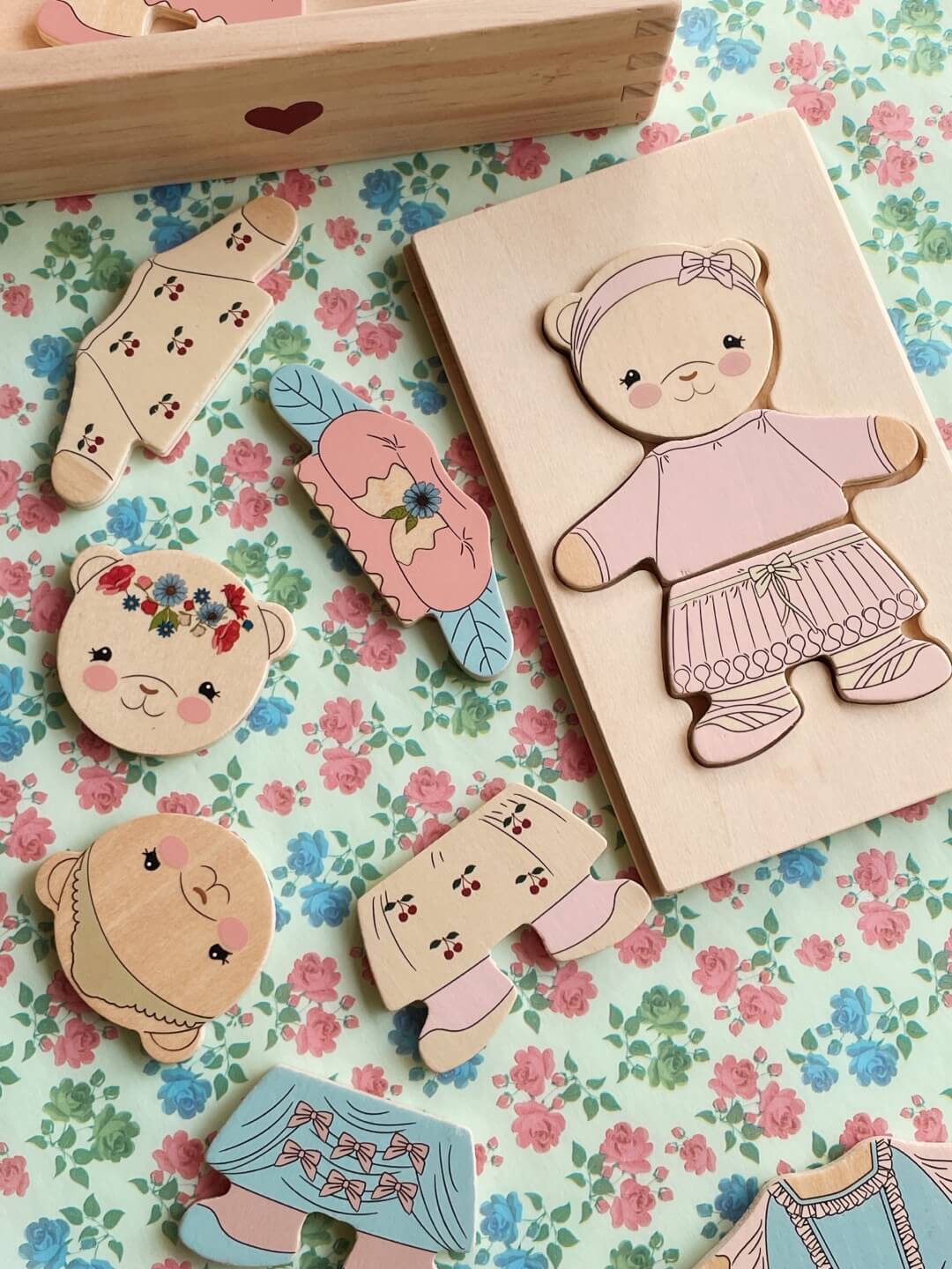 Wooden teddy dress up puzzle, Puidust karu riietamise pusle