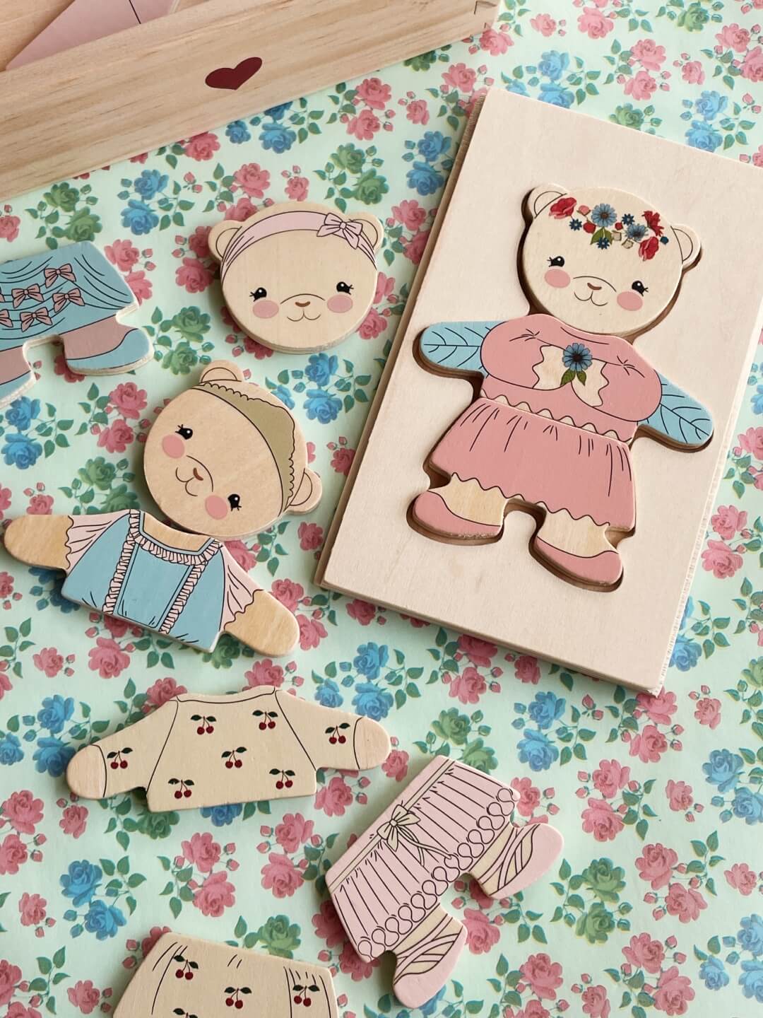 Wooden teddy dress up puzzle, Puidust karu riietamise pusle