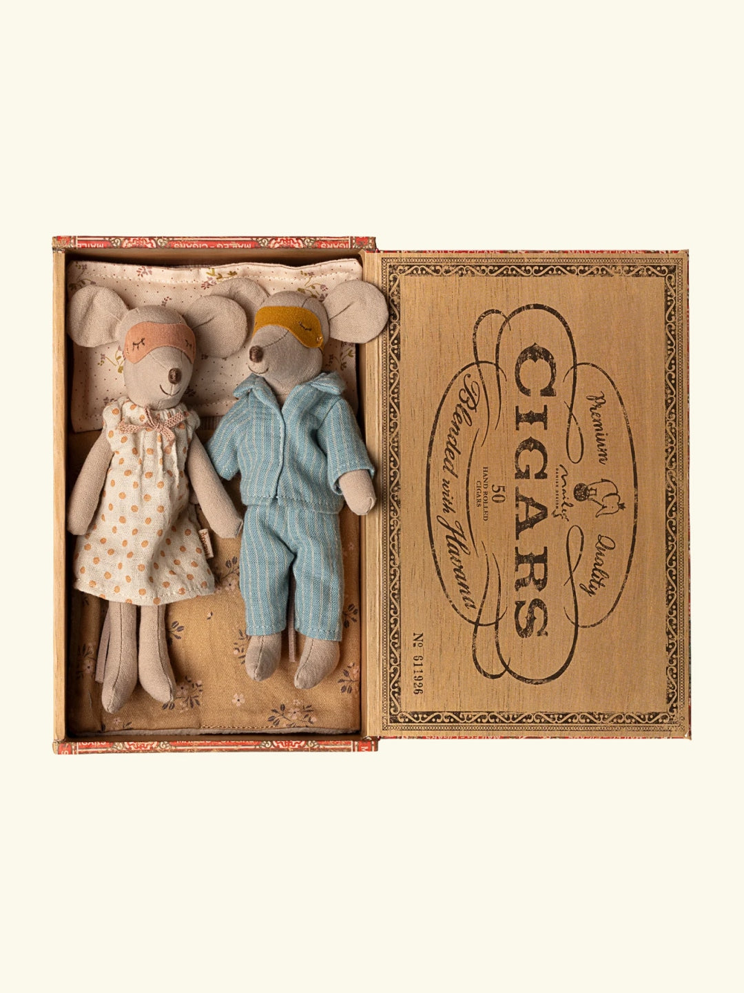 Maileg mom and dad in cigarbox, Maileg ema ja isa karbis