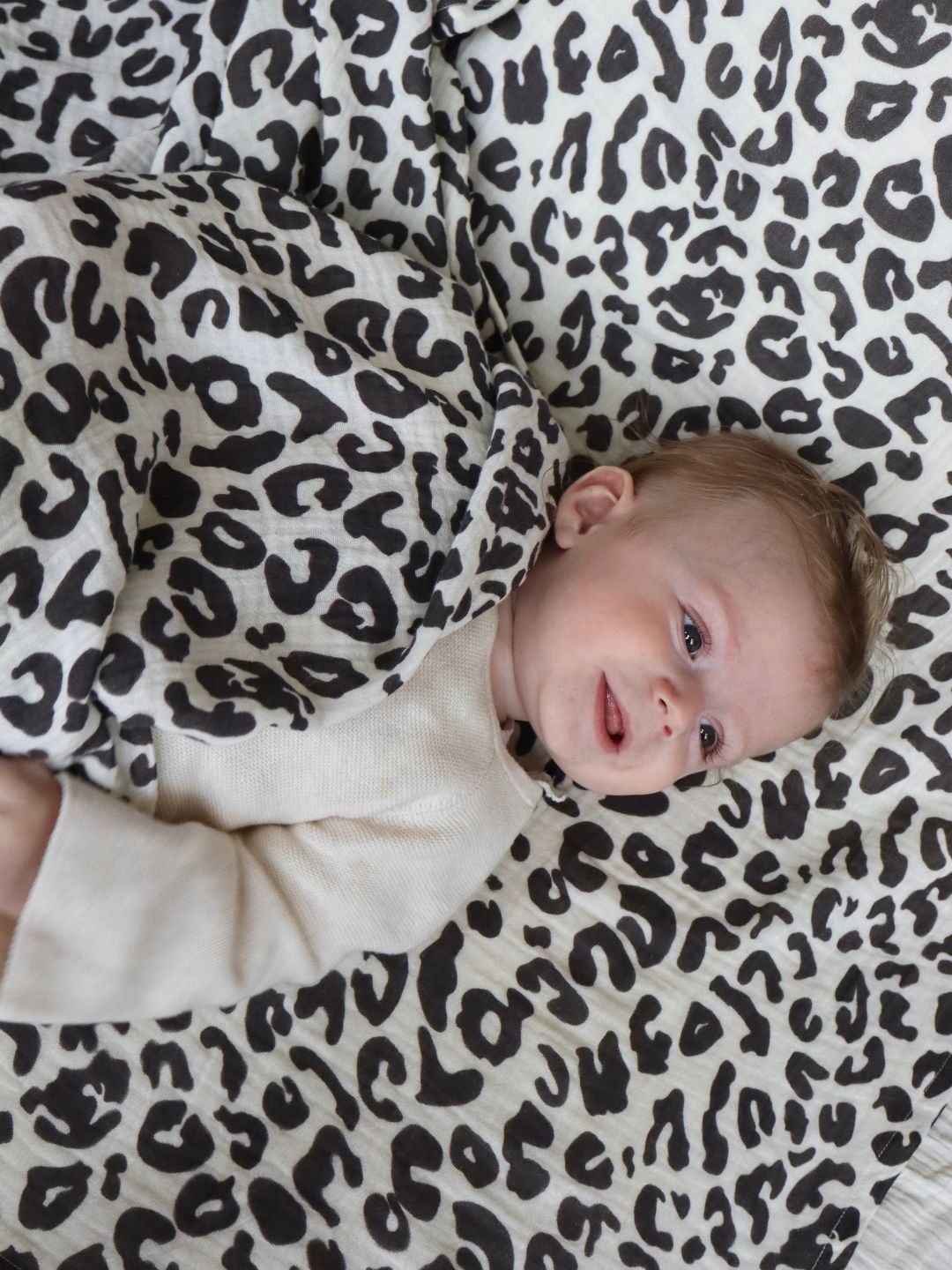 Studio Noos swaddle, muslin baby blanket, black and white Holy Cow, Studio Noos musliintekk beebitekk must-valge
